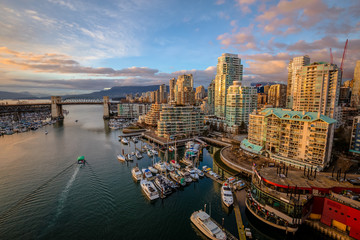 Obraz premium Aerial view of the residential buildings in False Creek, Downtown Vancouver, British Columbia, Canada.