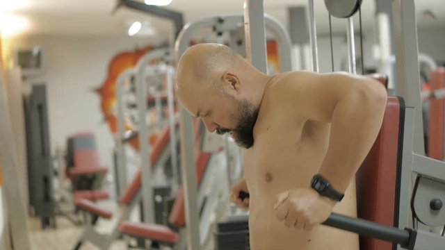 Man is doing dips on the gym machine