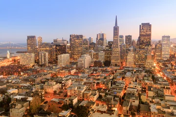 Poster Schemering over San Francisco Downtown. Genomen vanaf de top van Coit Tower in Telegraph Hill, San Francisco, Californië, VS. © Yuval Helfman