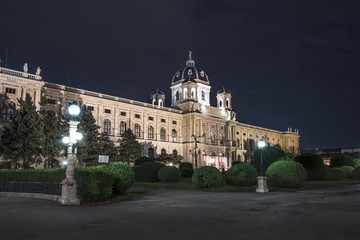 Obraz premium A view of Kunsthistorisches Museum by night 