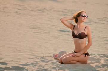 Fototapeta na wymiar caucasian young womanl in a glasses on the beach