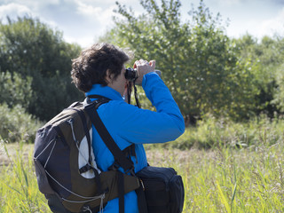 Observation naturaliste à la jumelle