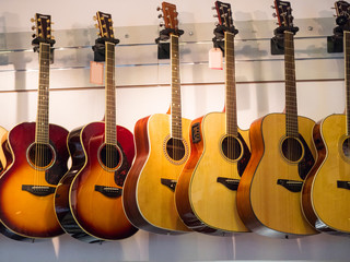 Gitary w sklepie muzycznym