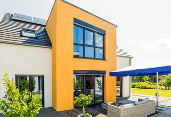 modernes Einfamilienhaus mit Terrasse