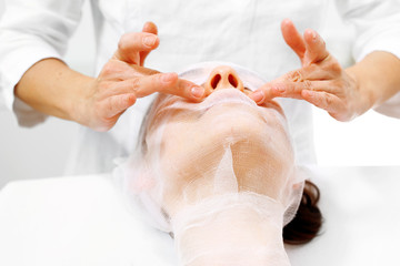 Pielęgnacyjna maseczka kosmetyczna .Kobieta w salonie kosmetycznym podczas zabiegu pielęgnacyjnego skóry twarzy.