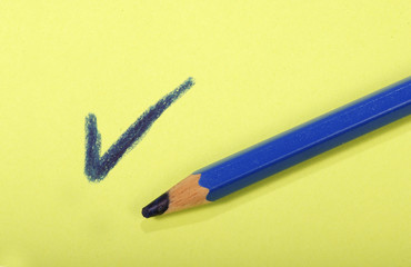 Buntstift auf Papier als Symbolbild für Entscheidungen