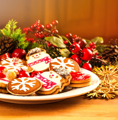 Obraz premium Mug with hot drink and Christmas cookies. Background with cup of chocolate, tea or coffee, festive decoration. Winter holiday concept. Beautiful cookies and bakery with cup of steaming beverage.