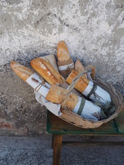 cesta con pan de pueblo