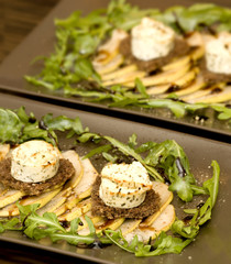 Ziegenkäse mit Honig auf Vollkornbrot