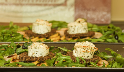 Ziegenkäse mit Honig auf Vollkornbrot