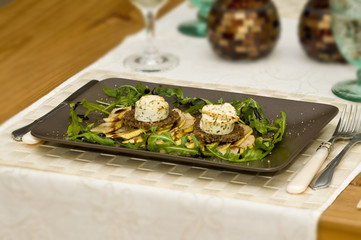 Ziegenkäse mit Honig auf Vollkornbrot