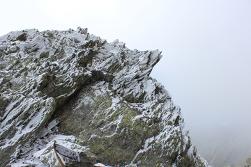 givre sur arête rocheuse