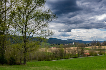 Wolken mit Baum über der Landschaft im Bayerisch