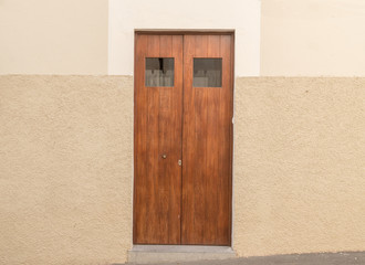 Schmale Haustür aus Holz