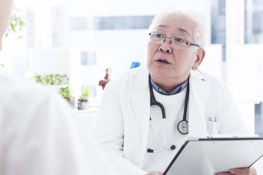 A geriatric doctor who consults a patient