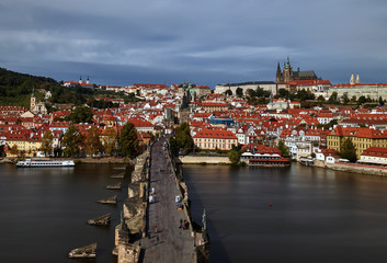 Obraz premium Pargue , wiew of the Lesser Bridge Tower of Charles Bridge (Karluv Most) and Prague Castle, Czech Republic. Tourists on Charles bridge