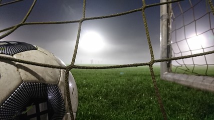 Vom Nebel durchzogener Fußballwahnsinn 