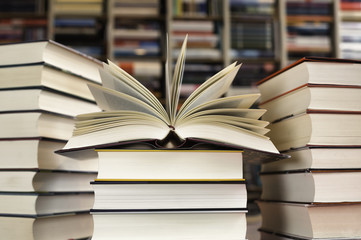 Buchseiten auf Stapel
