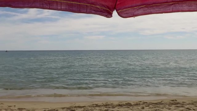 in riva al mare sotto l'ombrellone