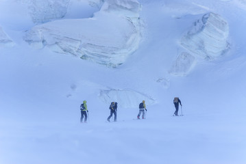 auf Skitour im hochalpinen Gelände unterwegs