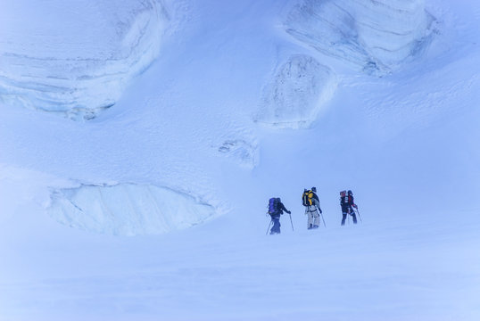 Alpinisten auf Skitour im hochalpinen Gelände