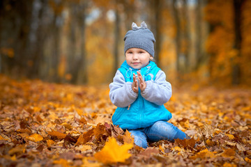Портрет маленькой девочки в осеннем лесу