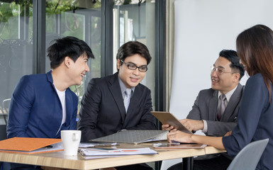 Business people are discussing work in a coffee shop.