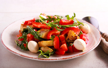 Zucchini, rocket, red pepper and mozzarella salad