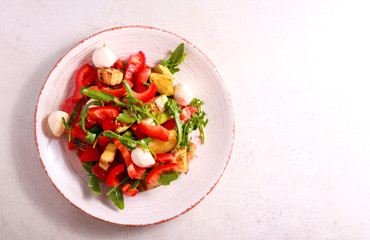 Zucchini, rocket, red pepper and mozzarella salad