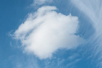 petit nuage sur fond de ciel bleu