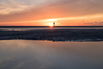 Obraz na płótnie Canvas Sonnenuntergang mit Spaziergänger