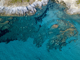 Vista aerea di scogli sul mare. Costa della Corsica, scogliera e panoramica del fondo marino visto...