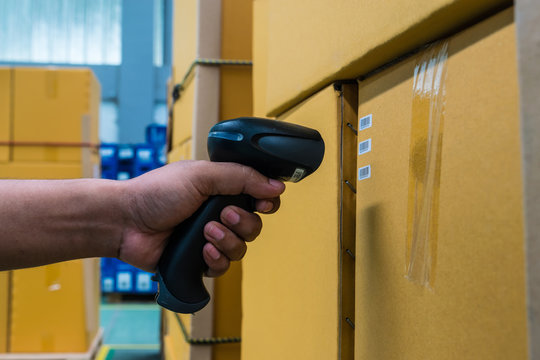 Scanning label on the boxes with bluetooth barcode scanne