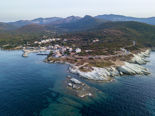 Vista aerea di strade serpeggianti della costa francese. Barcaggio. Penisola di Cap Corse, il punto più a Nord del Cap Corse di fronte all’isola della Giraglia. Corsica. Tratto di costa. Francia
