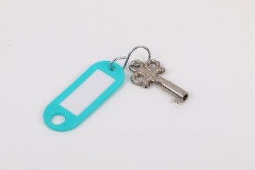 kleiner alter Schlüssel mit Schlüsselanhänger