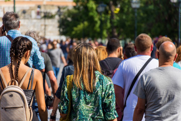 Obraz premium Crowd of people walking in the city