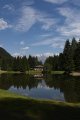 Fototapeta na wymiar lago gita al algo panorama guardare montagna escursione 