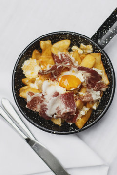 Patatas con huevos rotos y jamon