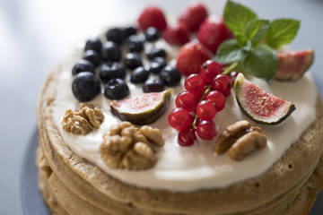 Panncake stapel mit frischen früchten