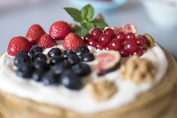 gesundes frühstück mit pfannenkuchen und obst