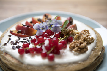 frische pfannenkuchen mit quark und Beeren