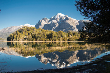 Obraz premium Lago Moreno, Bariloche. Montañas. Hermoso paisaje natural de las montañas (cordillera de los andes) reflejandonse en el agua