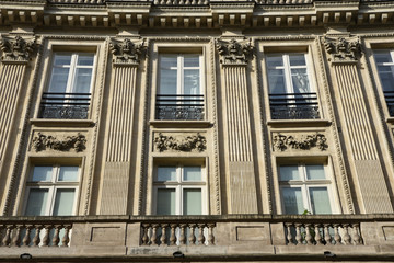 Obraz premium Façade à pilastres corinthiens à Paris, France
