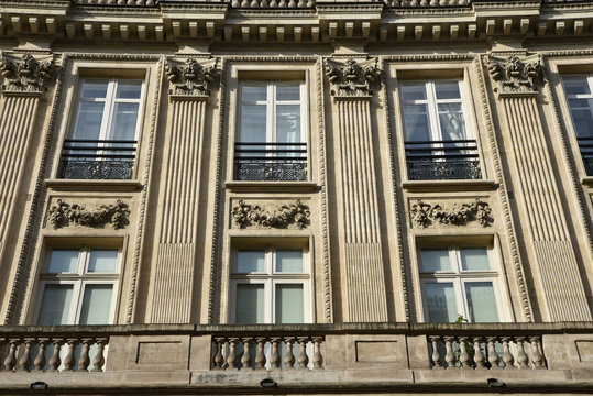 Façade à pilastres corinthiens à Paris, France