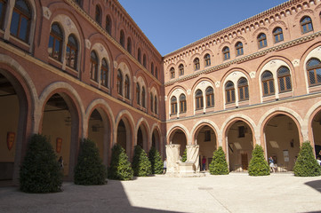 Fototapeta na wymiar Ventanales del patio de armas del Castillo de Belmonte