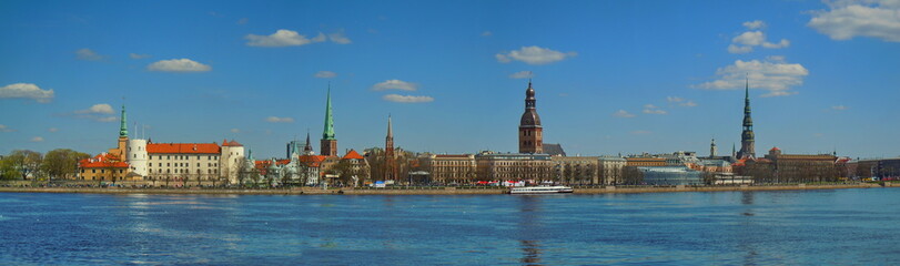 Fototapeta premium Panoramic view of Riga and river Daugava (Latvia) 