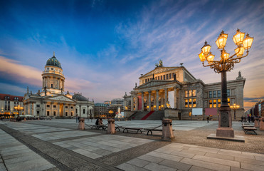 Die Gendarmenmarkt in Berlin bei Dämmerung nach Sonnenuntergang © moofushi