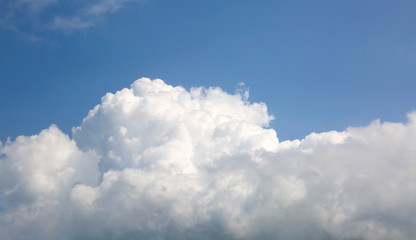 Naklejka premium big wide white cloud in the blue sky