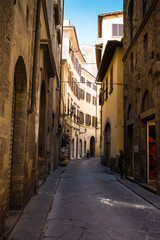 Fototapeta na wymiar Vicolo con palazzi antichi signorili, centro storico, Firenze