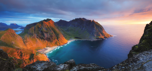 Fototapeta premium Fiord Norwegii w słoneczny wieczór